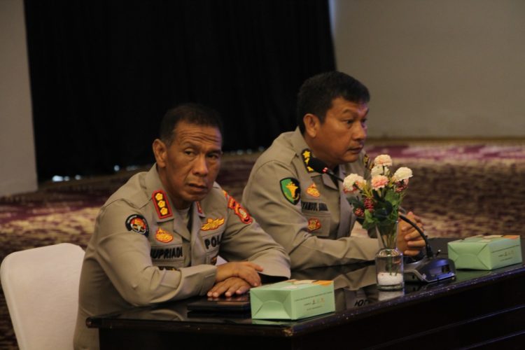 Kabid Humas, Kombes Pol Supriadi didampingi Kabiddokkes Polda Sumsel, Kombes Pol dr Syamsul Bahar M Kes