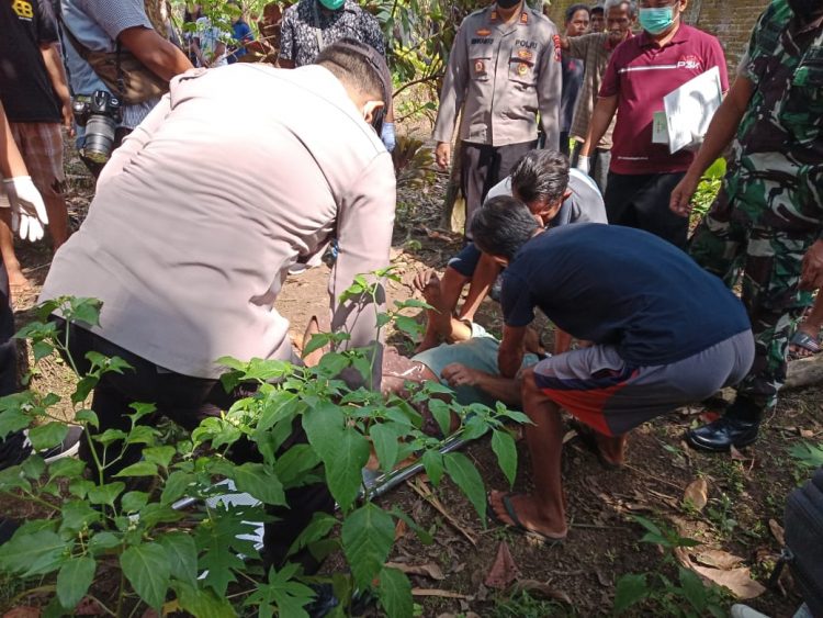 Seorang pria warga Kabupaten Wonosobo, ditemukan tewas gantung diri di kebun wilayah Kelurahan Bojong, Kecamatan/Kabupaten Purbalingga