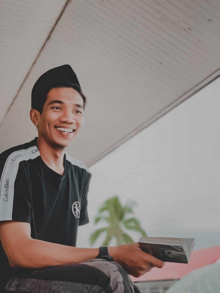 Andi Fazil (Maha Santri Dayah Darul Munawwarah Kuta Krueng, Alumni Jurnalistik Dinas Dayah Aceh Tahun 2021)