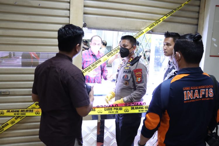 Terjadi perampokan toko emas (toko Sinar Mas) yang berada di mall ITC BSD Lt.Dasar Blok E 3A