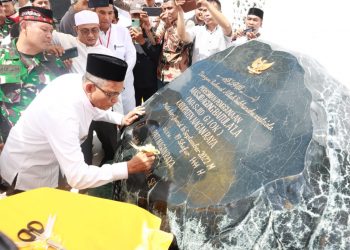 Bupati Nagan Raya HM.Jamin Idham didampingi Forkopimda menanda tangani Prasati Saat meresmikan Masjid Giok Jum'at (16/09)