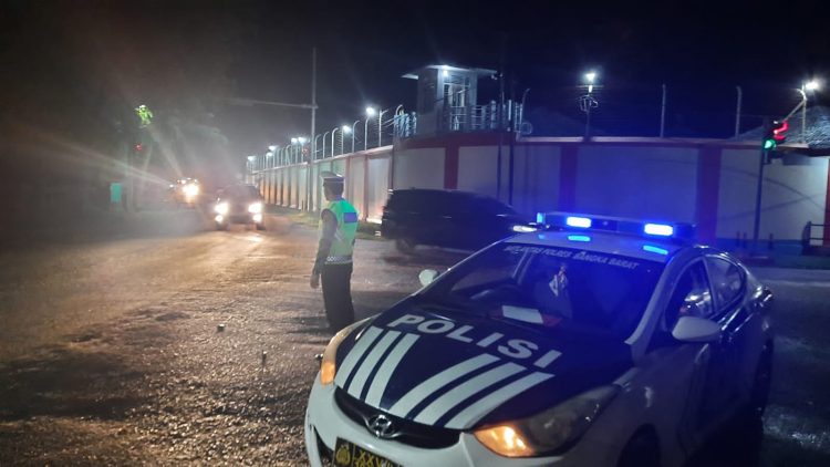Personil Patwal Satlantas Polres Bangka Barat Barat melaksanakan patroli pada malam hari (blue light patrol) dalam rangka terciptanya Kelancaran Lalulintas dan Laka Lantas