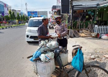 Polantas Lhokseumawe menggelar bakti sosial (baksos) dengan membagikan sembako kepada warga kurang mampu