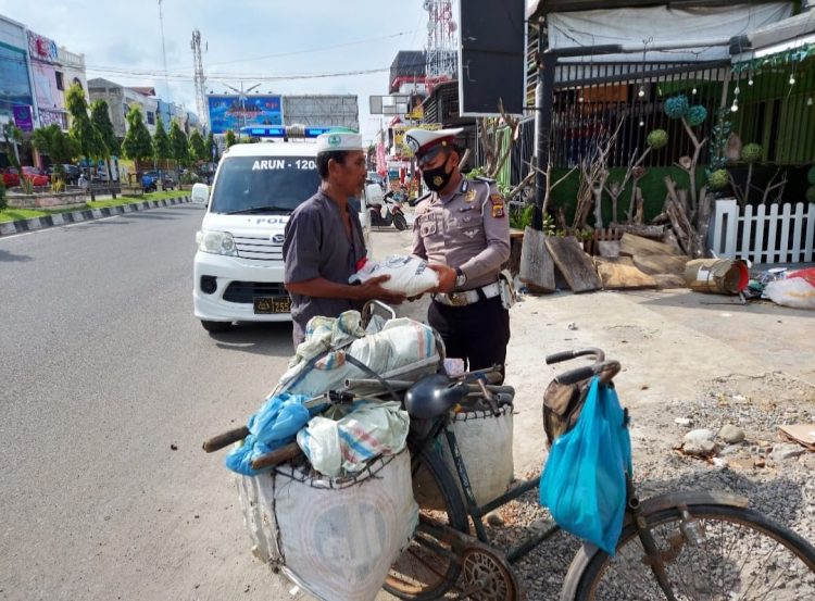 Polantas Lhokseumawe menggelar bakti sosial (baksos) dengan membagikan sembako kepada warga kurang mampu