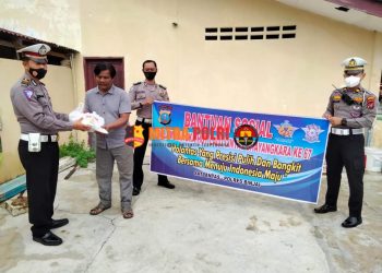 Satuan Lalu Lintas Polres Binjai dibawah pimpinan Kasat Lantas AKP BINSAR NAIBAHO, SH mengisi dan menyambut hari jadi dengan kegiatan Bhakti Sosial berupa pembagian paket sembako kepada masyarakat pengguna jalan
