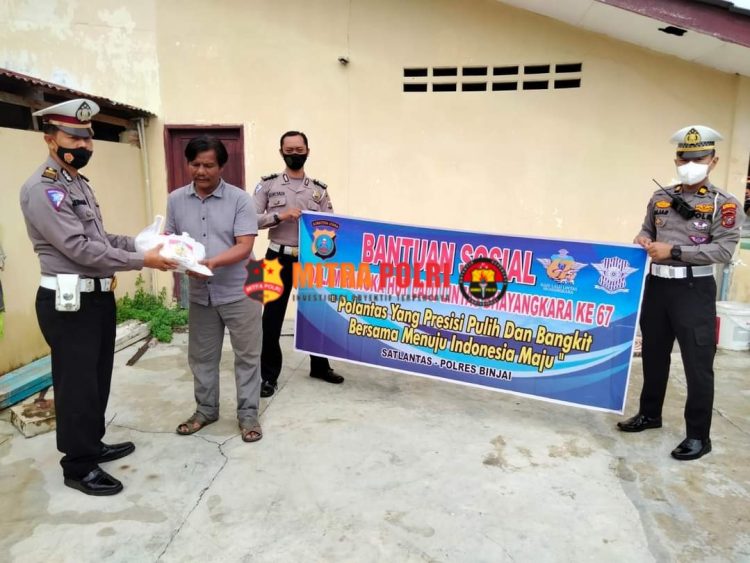 Satuan Lalu Lintas Polres Binjai dibawah pimpinan Kasat Lantas AKP BINSAR NAIBAHO, SH mengisi dan menyambut hari jadi dengan kegiatan Bhakti Sosial berupa pembagian paket sembako kepada masyarakat pengguna jalan