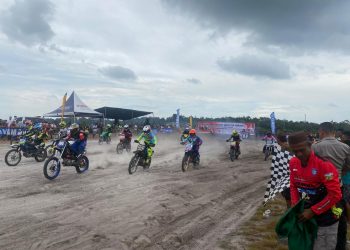 Personel polres Bangka Barat jajaran Polsek lakukan pengawasan dan pengamanan acara Balapan Gasstrack Motor Cross di Sirkuit Air Lentung