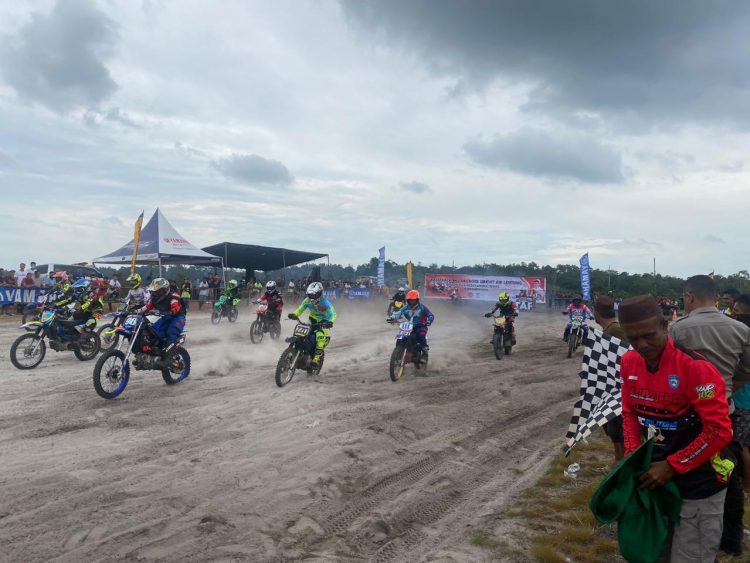 Personel polres Bangka Barat jajaran Polsek lakukan pengawasan dan pengamanan acara Balapan Gasstrack Motor Cross di Sirkuit Air Lentung