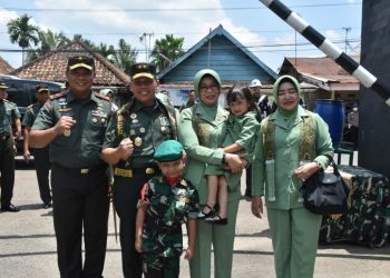 Pangdam II/Sriwijaya Mayjen TNI Hilman Hadi, S.I.P., M.B.A., M.Han., didampingi Istri Ny. Hesti Hilman Hadi selaku Ketua Persit KCK PD II Sriwijaya saat mengunjungi Markas Yonif Raider 142/Kesatria Jaya