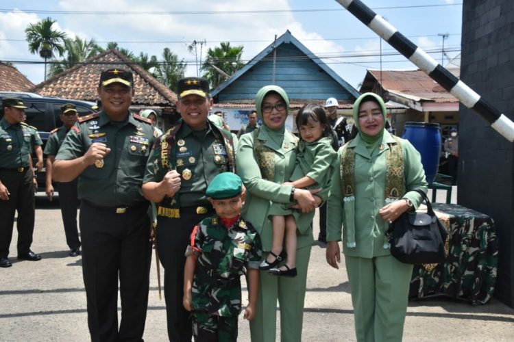 Pangdam II/Sriwijaya Mayjen TNI Hilman Hadi, S.I.P., M.B.A., M.Han., didampingi Istri Ny. Hesti Hilman Hadi selaku Ketua Persit KCK PD II Sriwijaya saat mengunjungi Markas Yonif Raider 142/Kesatria Jaya