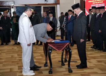 Pelantikan Drs. Haili Yoga, M.Si menjadi Pj. Bupati Bener Meriah oleh Penjabat (Pj) Gubernur Aceh, Achmad Marzuki Kamis 14/07/2022 di Anjong Mon Mata