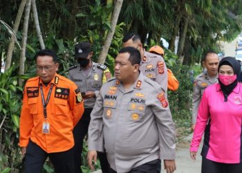 Kapolres Bogor AKBP Dr. Iman Imanuddin S.H., S.I.K., M.H yang di dampingi Wakapolres Bogor Kompol Wisnu Perdana putra S.H., S.I.K,. Kabag Ops Polres Bogor Kompol I Kadek Vemil S.I.K. , Ketua Bhayangkari Cabang Bogor Ny. Nia Imanuddin dan PJU Polres Bogor yang melakukan peninjauan ke lokasi pergeseran tanah di desa Bojong Koneng