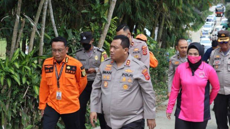 Kapolres Bogor AKBP Dr. Iman Imanuddin S.H., S.I.K., M.H yang di dampingi Wakapolres Bogor Kompol Wisnu Perdana putra S.H., S.I.K,. Kabag Ops Polres Bogor Kompol I Kadek Vemil S.I.K. , Ketua Bhayangkari Cabang Bogor Ny. Nia Imanuddin dan PJU Polres Bogor yang melakukan peninjauan ke lokasi pergeseran tanah di desa Bojong Koneng