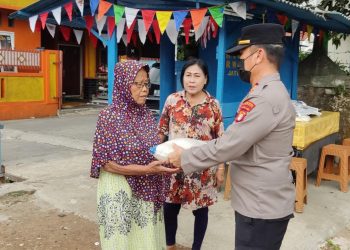 Kapolsek Jatiasih AKP Samsar Sitanggang, SH melakukan kegiatan Pendistribusian Bansos Beras dari Kapolri di daerah Kp. Kebantenan Rt 04 Rw 10, Pangkalan Ojek Pasar Rebo, Ojol Jatiasih, Kp, Rawabogo Jatimekar