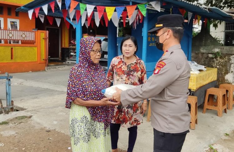 Kapolsek Jatiasih AKP Samsar Sitanggang, SH melakukan kegiatan Pendistribusian Bansos Beras dari Kapolri di daerah Kp. Kebantenan Rt 04 Rw 10, Pangkalan Ojek Pasar Rebo, Ojol Jatiasih, Kp, Rawabogo Jatimekar