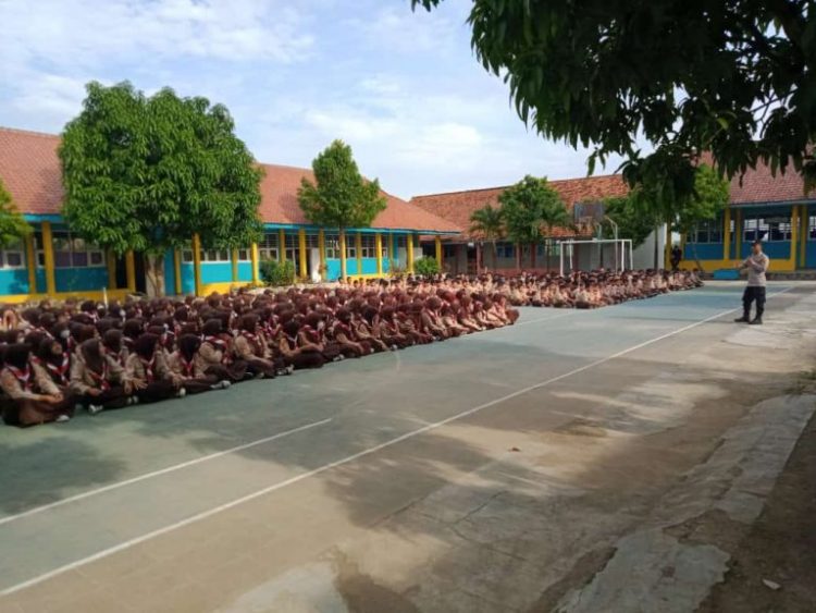 Bhabinkamtibmas Polsek jatiwangi Aipda Hadi Solehudin memberikan arahan dan motifasi kepada anak sekolah agar menggunakan masker karena penting sekali mengikuti protokol kesehatan