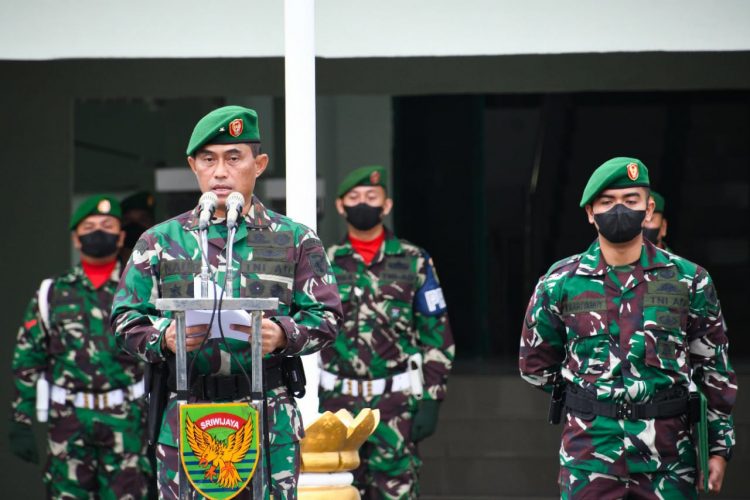 Komandan Korem 044/Gapo Brigjen TNI M. Naudi Nurdika, S.I.P, M.Si, M. Tr (Han), pimpin upacara bulanan yang bertempat dilapangan apel Makorem Jalan Jenderal Sudirman Km 4.5 Palembang