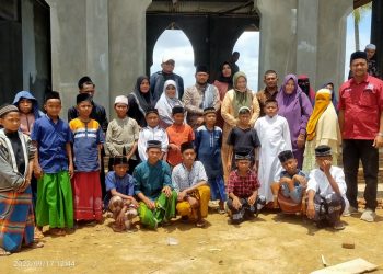 Anggota Dewan Perwakilan Rakyat Aceh (DPRA) dari Fraksi Partai Golkar, Nuraini Maida mengunjungi anak yatim Aceh Utara, yang sedang menempuh pendidikan di Dayah LPI Raudhatul Huda