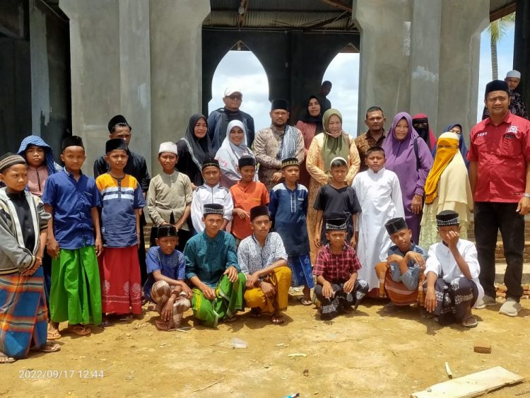 Anggota Dewan Perwakilan Rakyat Aceh (DPRA) dari Fraksi Partai Golkar, Nuraini Maida mengunjungi anak yatim Aceh Utara, yang sedang menempuh pendidikan di Dayah LPI Raudhatul Huda