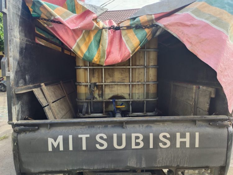 Pengangkutan bahan bakar minyak (BBM) bersubsidi jenis solar dengan menggunakan mobil Mitsubishi L300 Nomor Polisi BL 8163 DI