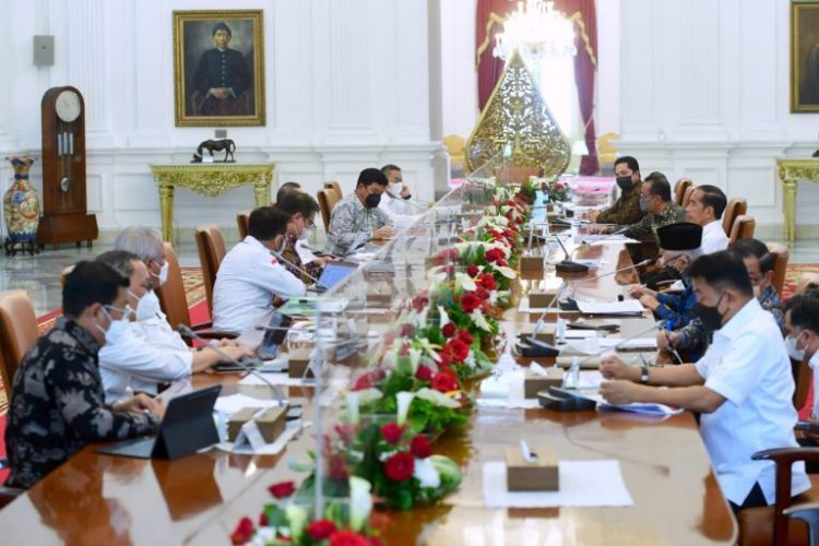 Presiden Joko Widodo memimpin rapat bersama jajarannya untuk membahas tata kelola dan peningkatan produktivitas kedelai di Istana Merdeka Jakarta