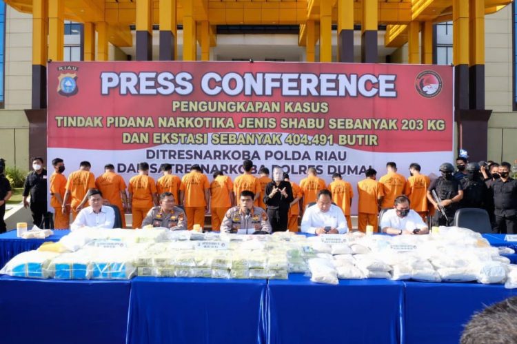 Dalam kurun waktu kurang dari seminggu berhasil mengungkap 3 kasus narkoba dengan barang bukti yang cukup mencengangkan. 203 kilogram sabu dan 404.491 butir ekstasi disita, serta 16 orang pelaku dibekuk di tiga lokasi berbeda