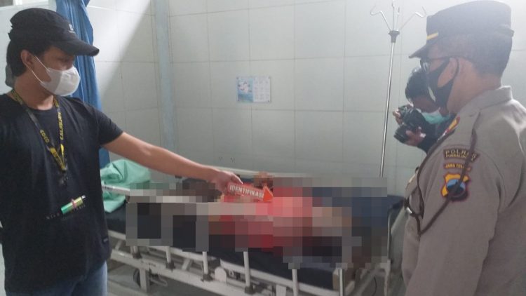 Peristiwa nahas menimpa pria bernama Nur Iskandar (47) warga Desa Sokawera, saat bekerja mengecat toko ia tersengat listrik dan kemudian terjatuh dari lantai dua hingga meninggal dunia