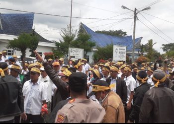 SPBUN melaksanakan aksi unjuk rasa di depan kantor sementara Bupati Simalungun, kompleks SKPD Raya