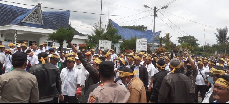 SPBUN melaksanakan aksi unjuk rasa di depan kantor sementara Bupati Simalungun, kompleks SKPD Raya