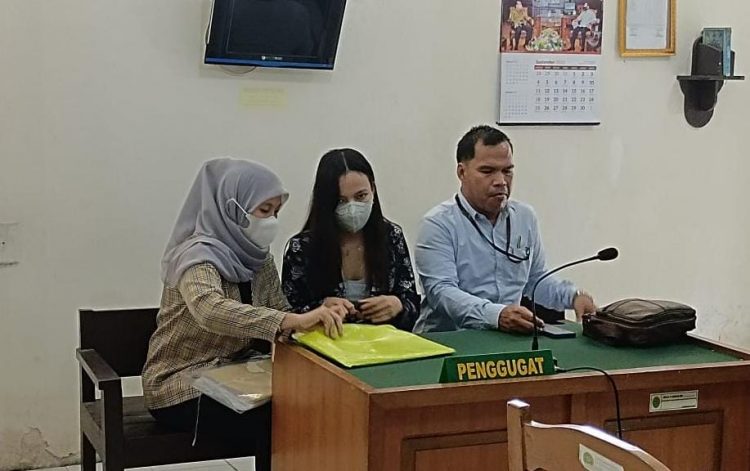 Seorang karyawan bernama Jalaluddin (46) warga Banyuasin melayangkan gugatan ke Pengadilan Negeri (PN) Palembang