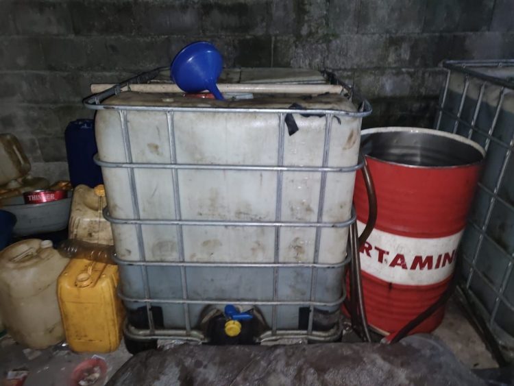 Personel Unit 1 Subdit IV Tipidter Ditreskrimsus Polda Sulut mengungkap kasus dugaan tindak pidana penyalahgunaan pengangkutan dan niaga BBM jenis solar bersubsidi