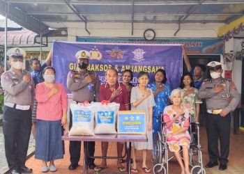 Jajaran Sat Lantas Polres Simalungun menggelar kegiatan bakti sosial (baksos) di Panti Jompo Anugrah Nagori Pamatang Simalungun