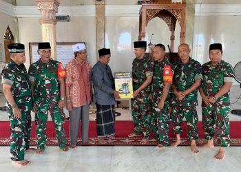 Dandim 0103/Aut, Letkol Inf Hendrasari Nurhono S.I.P.,M.I.P., sambangi rumah ibadah Masjid untuk menyalurkan bantuan alat berupa vacum cleaner dari Komandan Korem 011/Lilawangsa Kolonel Inf Bayu Permana