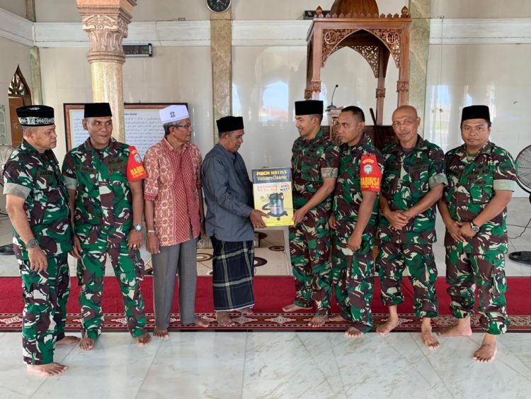 Dandim 0103/Aut, Letkol Inf Hendrasari Nurhono S.I.P.,M.I.P., sambangi rumah ibadah Masjid untuk menyalurkan bantuan alat berupa vacum cleaner dari Komandan Korem 011/Lilawangsa Kolonel Inf Bayu Permana