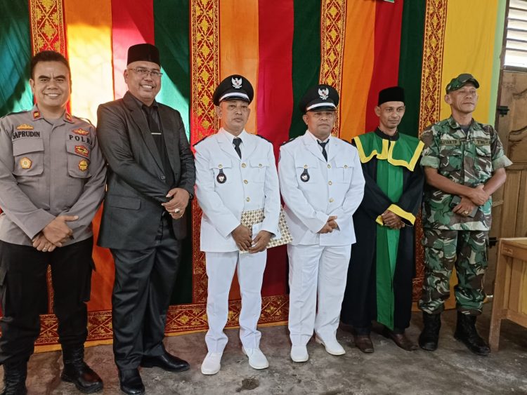 Camat Samudera, ILYAS, S.E melantik sebanyak 2 Geuchik di aula Kantor Camat Samudera, Geudong, Kabupaten Aceh Utara