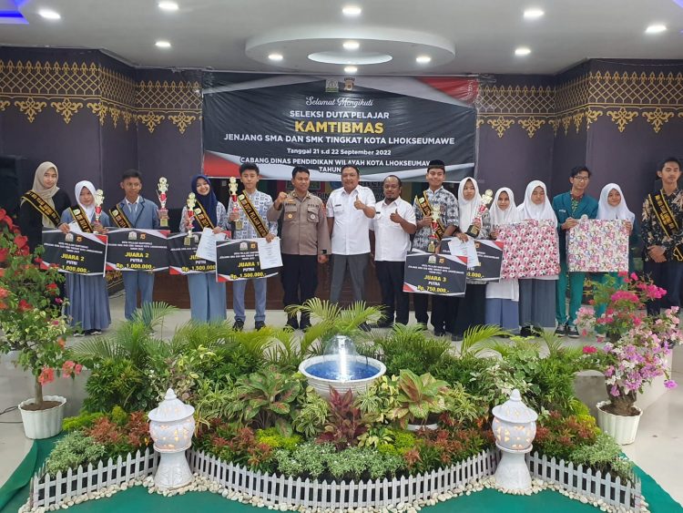Fauzan dan Rahmah Azizah Yasmine keduanya siswa SMA Negeri Modal Bangsa Arun terpilih menjadi duta keamanan dan ketertiban masyarakat (Kamtibmas) Kota Lhokseumawe