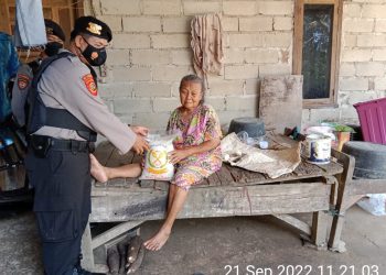 Jajaran Polres Pangkalpinang melalui Patroli Satuan Samapta, membagikan bantuan sosial (bansos) berupa beras kepada masyarakat yang kurang mampu