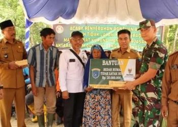 Badan Amil Zakat Nasional (Baznas) Kabupaten OKI melaksanakan kegiatan bedah rumah Ke-43 & Ke-44 dilokasi TMMD ke-115 di Desa Cahaya Bumi