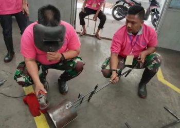Babinsa Koramil 402-13/Sungai Menang Serka Tri Ariwibowo dan Serda Hendri bersama perwakilan warga Desa Sungai Ceper, Kecamatan Sungai Menang, Kabupaten Ogan Komering Ilir (OKI) mengikuti pelatihan pandai besi