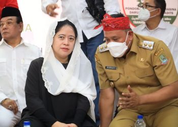 Kehadiran Ketua DPR RI Puan Maharani dalam kegiatan Kunjungan Kerja ke Pondok Pesantren Mahasina juga Ke Pasar Pondokgede Kota Bekasi didampingi langsung oleh Pelaksana Tugas (Plt). Wali Kota Bekasi Tri Adhianto