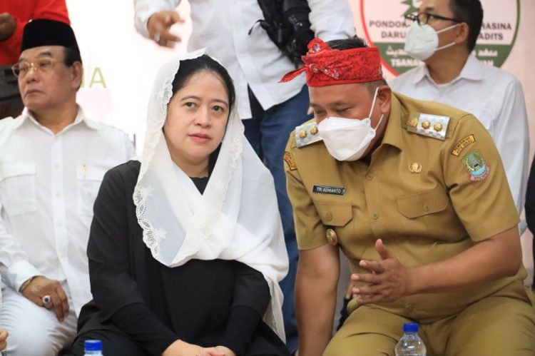 Kehadiran Ketua DPR RI Puan Maharani dalam kegiatan Kunjungan Kerja ke Pondok Pesantren Mahasina juga Ke Pasar Pondokgede Kota Bekasi didampingi langsung oleh Pelaksana Tugas (Plt). Wali Kota Bekasi Tri Adhianto