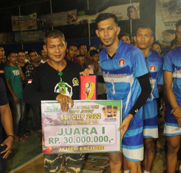 Final Bola Voli Open Turnamen Kopi Aceh SBI Cup 2022 antara PT Derre vs Akademi Singapore dilapangan Bola Voli Sumbok Rayeuk