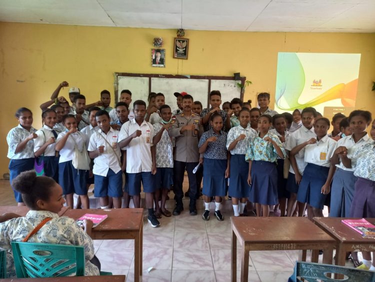 Kapolsek Mindiptana Iptu Laasi Buton, SH menggelar sosialisasi bahaya Narkoba bagi siswa-siswi sosialisasi bertujuan untuk menjaga lingkungan sekolah bebas dari narkoba