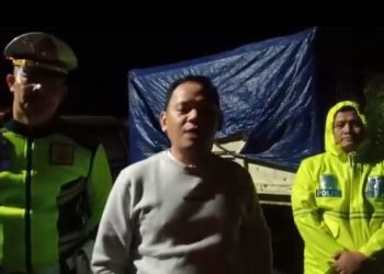 Kapolres Dairi AKBP Wahyudi Rahman, SH, SIK, MM turun langsung pada pengaturan lalulintas serta pembersihan material dengan menggunakan alat berat di lokasi Longsor kawasan hutan Lae Pondom