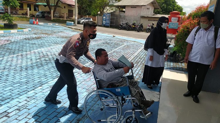 Para petugas kepolisian Satlantas nampak sibuk mempersiapkan diri, mereka memberikan pelayanan ekstra dengan memprioritaskan para pemohon SIM D