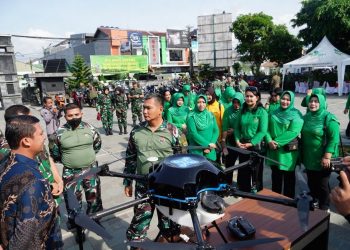 Pangdam III/Slw Mayjen TNI Kunto Arief Wibowo S.I.P., dalam rangakaian kunjungan kerjanya ke wilayah Korem 062/TN menyaksikan demontrasi Skar Agri Drone Sprayer
