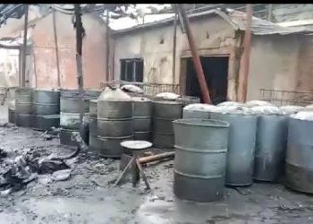 Sebuah gudang penampungan minyak di Jalan Mayjend Satibi Darwis Rt 28 Rw 10 kelurahan Karya Jaya Kecamatan Kertapati terbakar