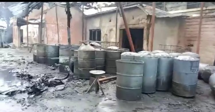 Sebuah gudang penampungan minyak di Jalan Mayjend Satibi Darwis Rt 28 Rw 10 kelurahan Karya Jaya Kecamatan Kertapati terbakar