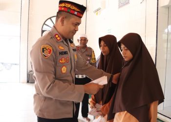 Polres Lhokseumawe menyantuni anak yatim Dayah Ar - Raudhah dan dia bersama