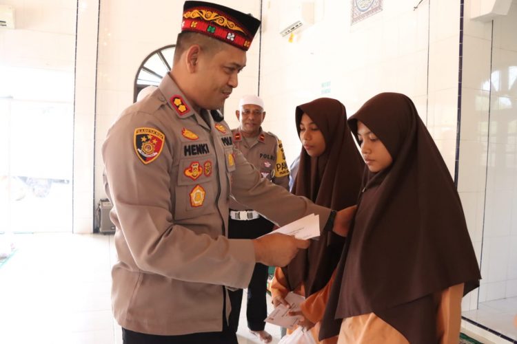 Polres Lhokseumawe menyantuni anak yatim Dayah Ar - Raudhah dan dia bersama
